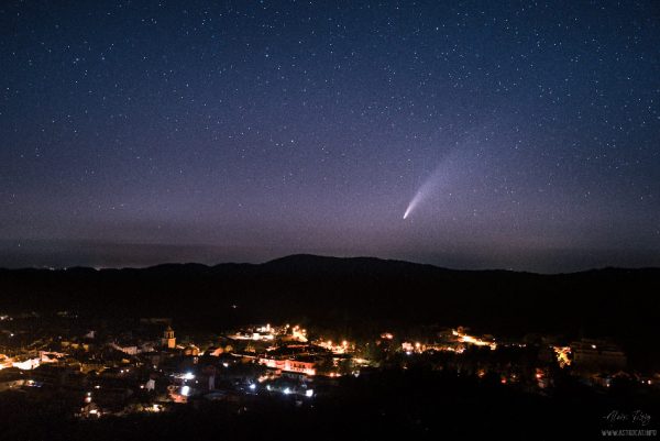 Double tailed Neowise Comet above Prades