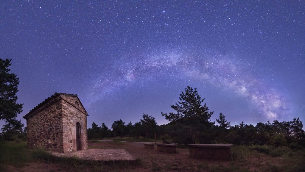Ermita-de-Sant-Roc-i-Via-Lactia-Aleix-Roig-1024x578-1.jpg